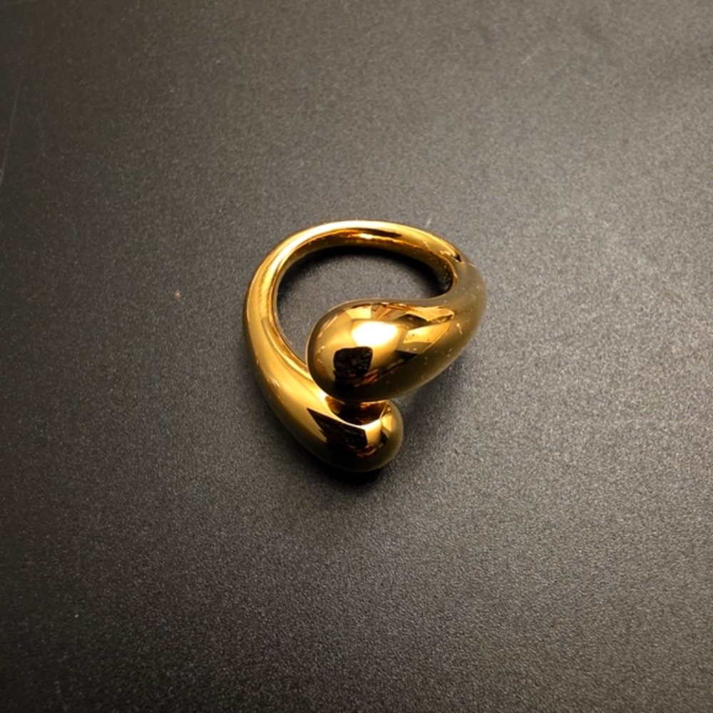 Elegant Gold-Tone Women's Ring